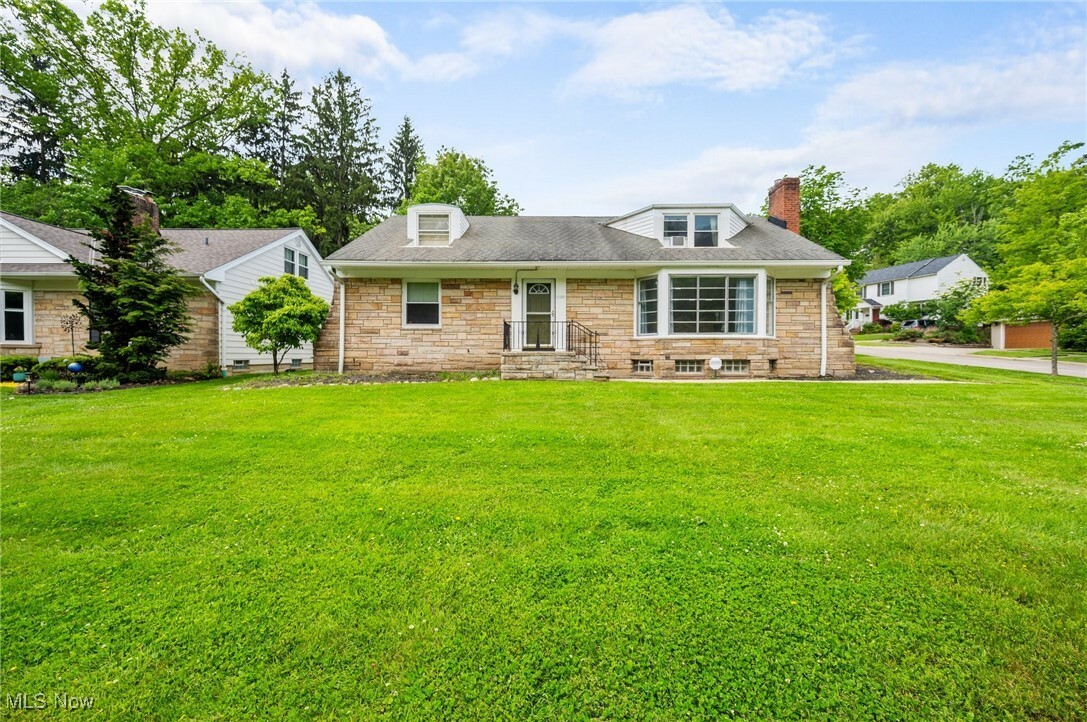 Property Photo:  1572 S Belvoir Boulevard  OH 44121 