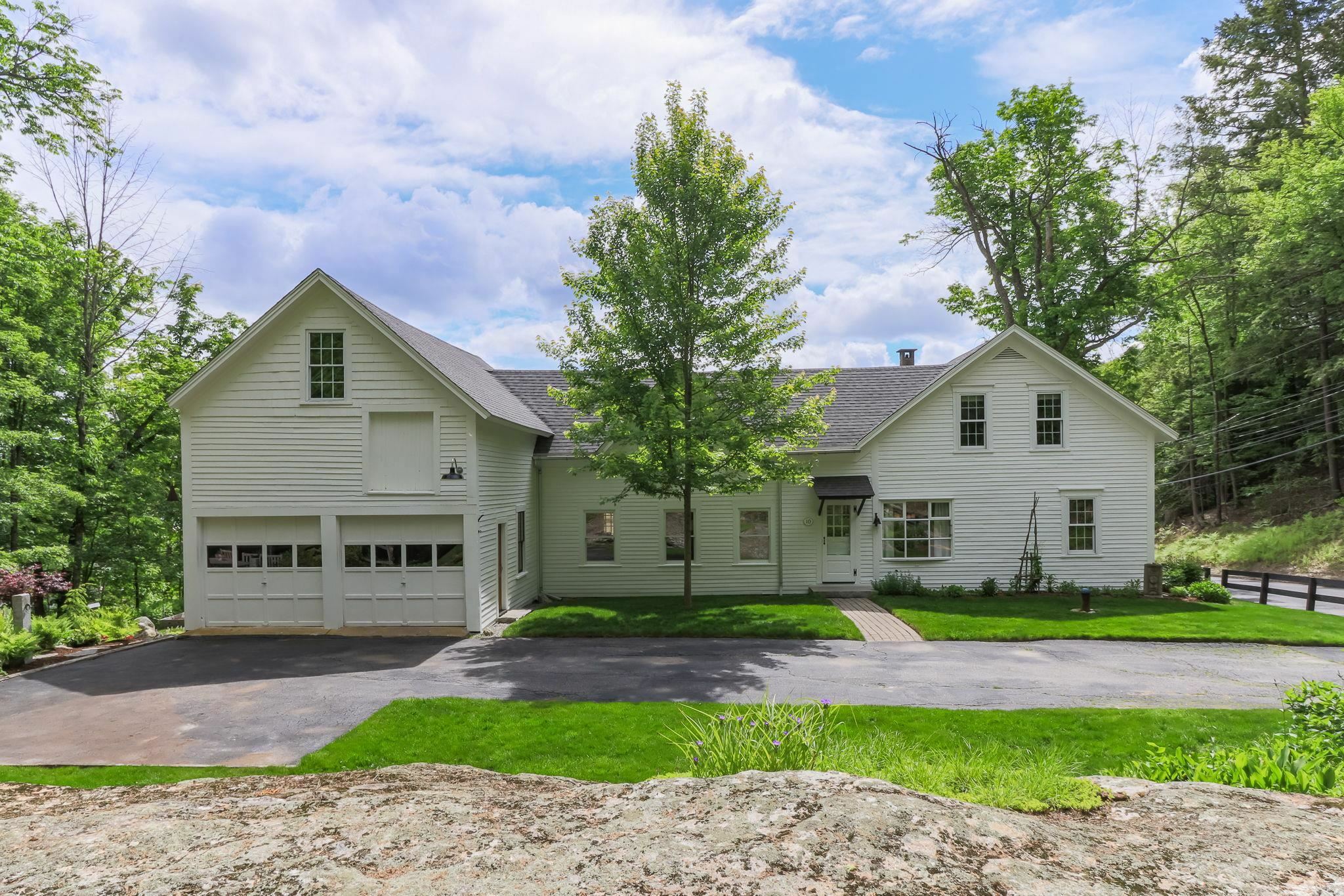 Property Photo: 10 Old Coach Road NH 03070