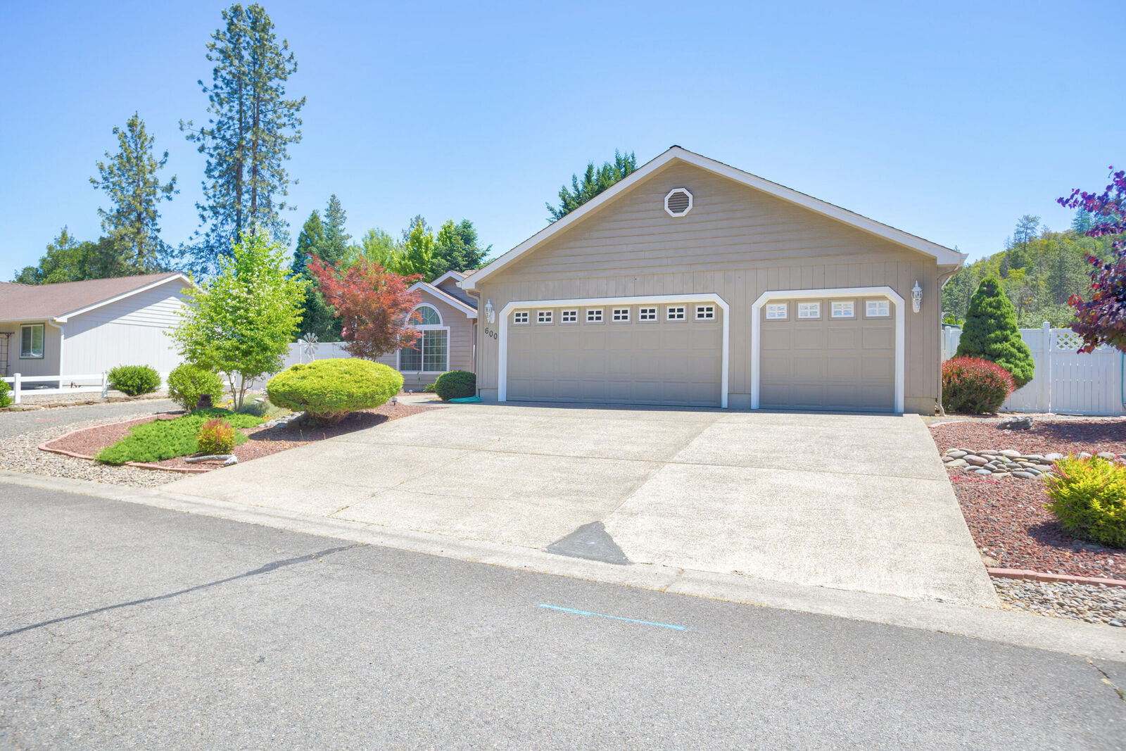 Property Photo:  600 Yew Wood Drive  OR 97539 