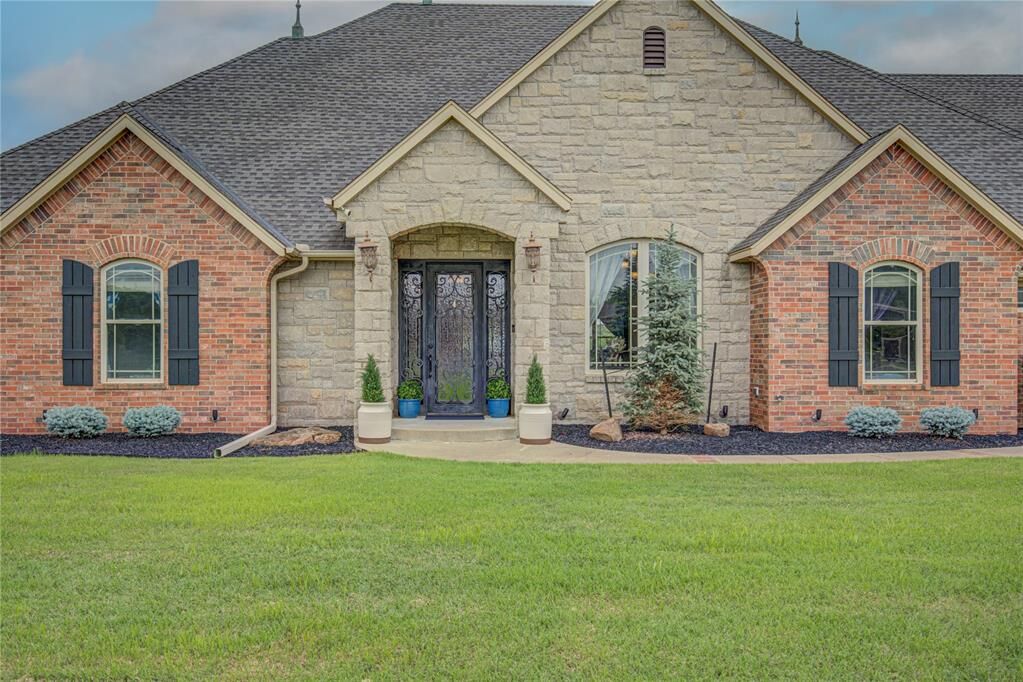 Property Photo: 14220 SE 76th Place OK 73150
