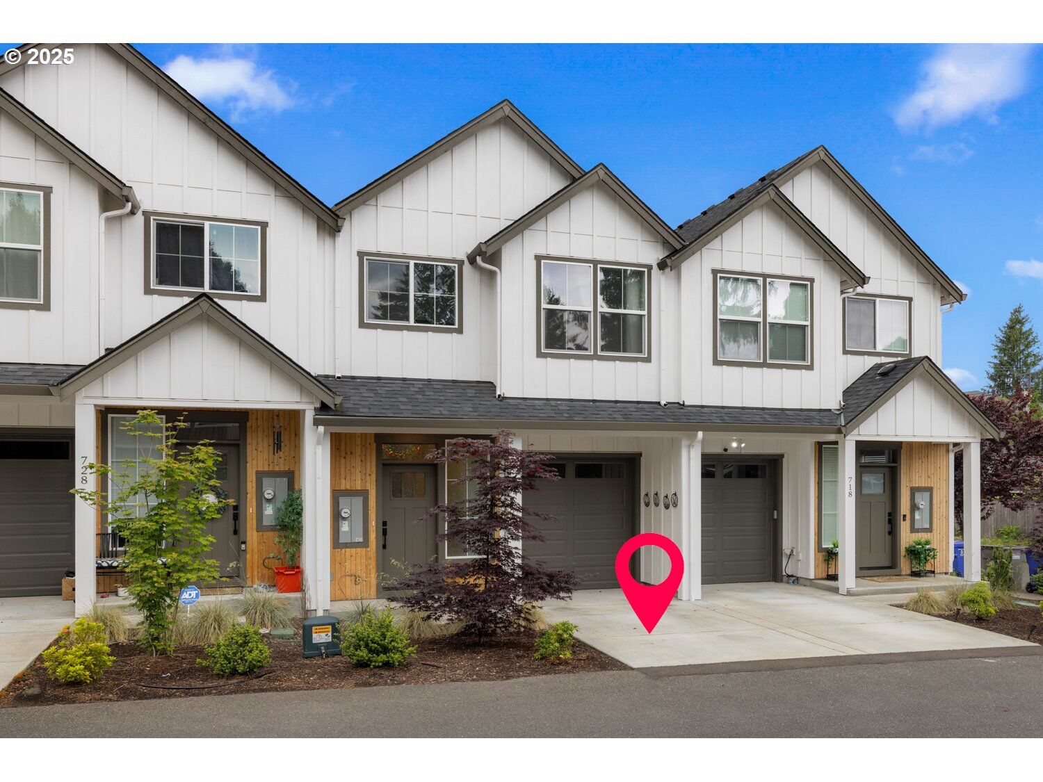 Property Photo:  724 NE 9th St  OR 97030 