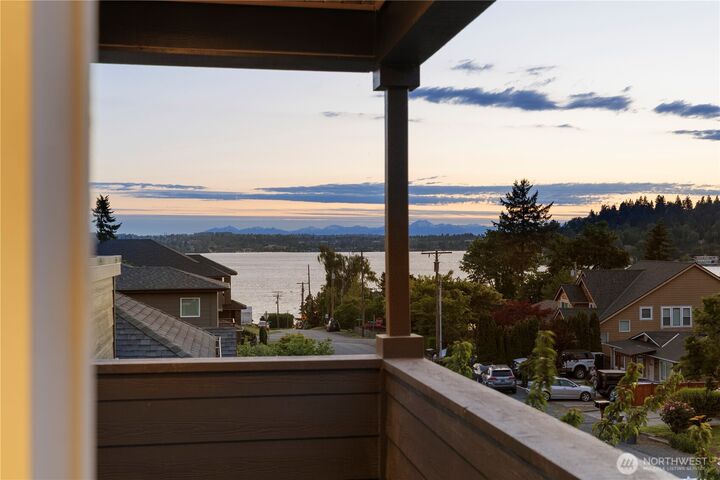 Property Photo:  1005 N 33rd Street  WA 98056 