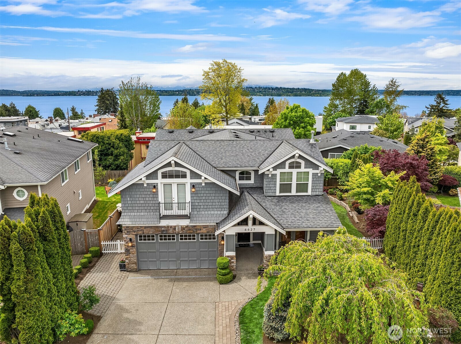 Property Photo: 6627 102nd Place NE WA 98033