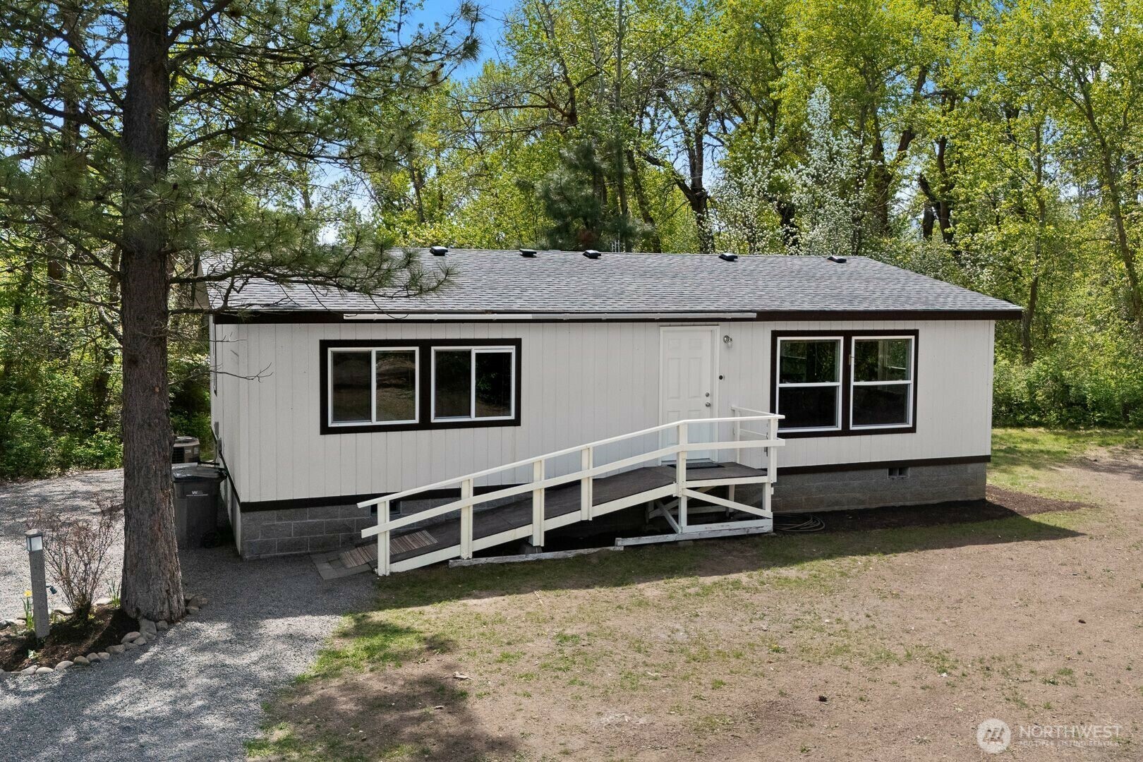 Property Photo: 421 Cottonwood Road WA 98946