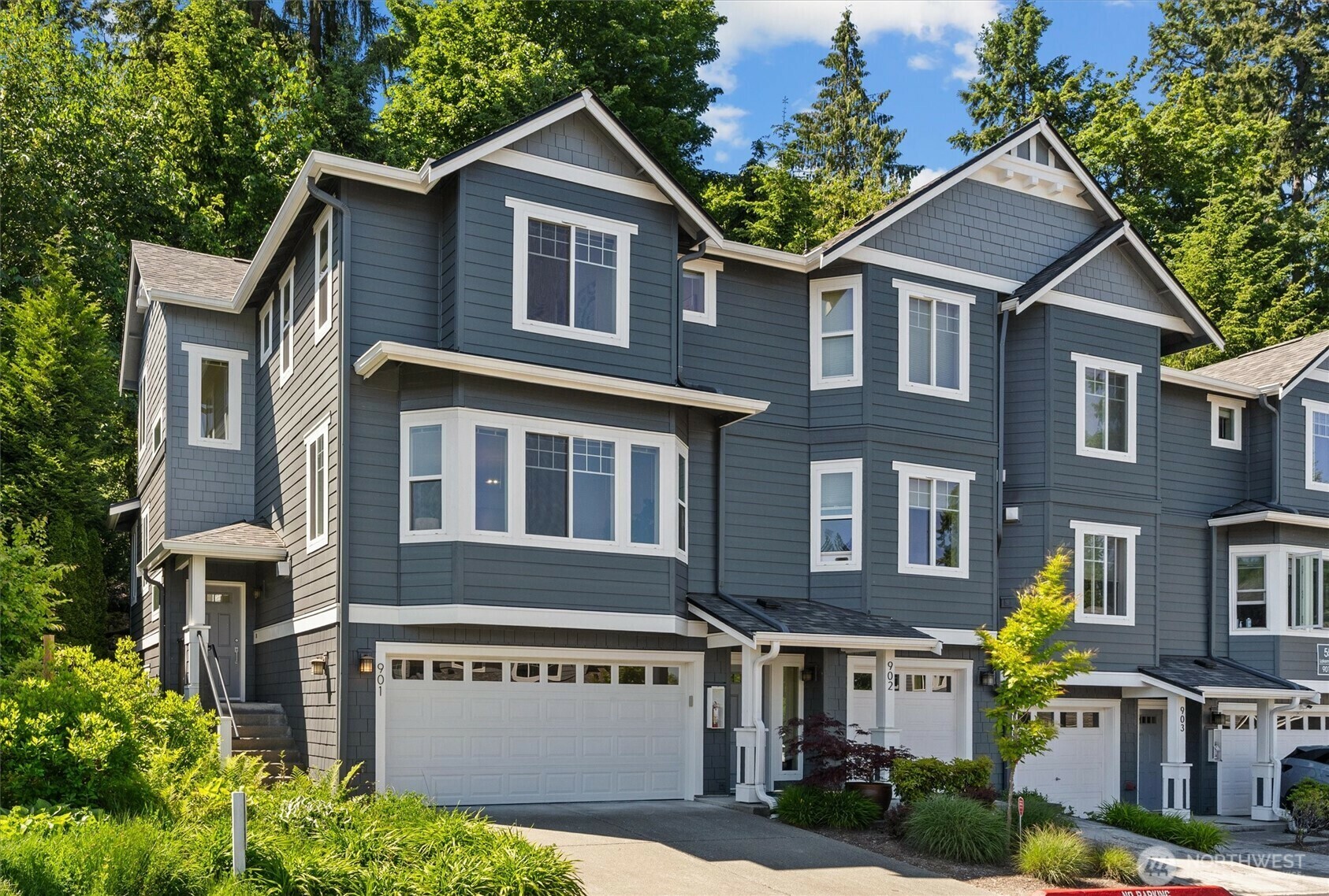 Property Photo: 5529 Lakemont Boulevard SE 901 WA 98006