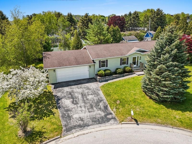 Property Photo:  933 Alabama Court  WI 54235-1114 