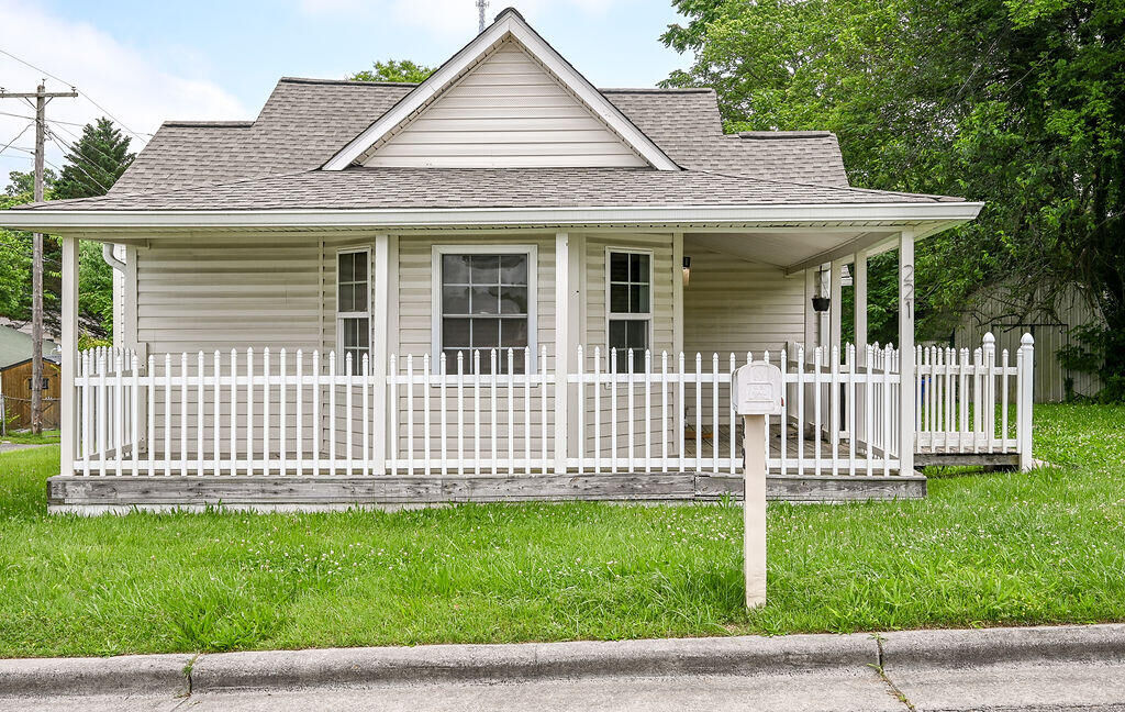 Property Photo:  221 East Street SE  TN 37311 