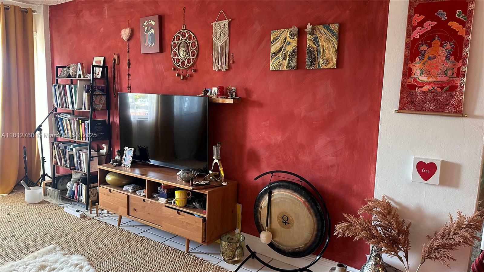 Property Photo: 1130 11th St 6H FL 33139