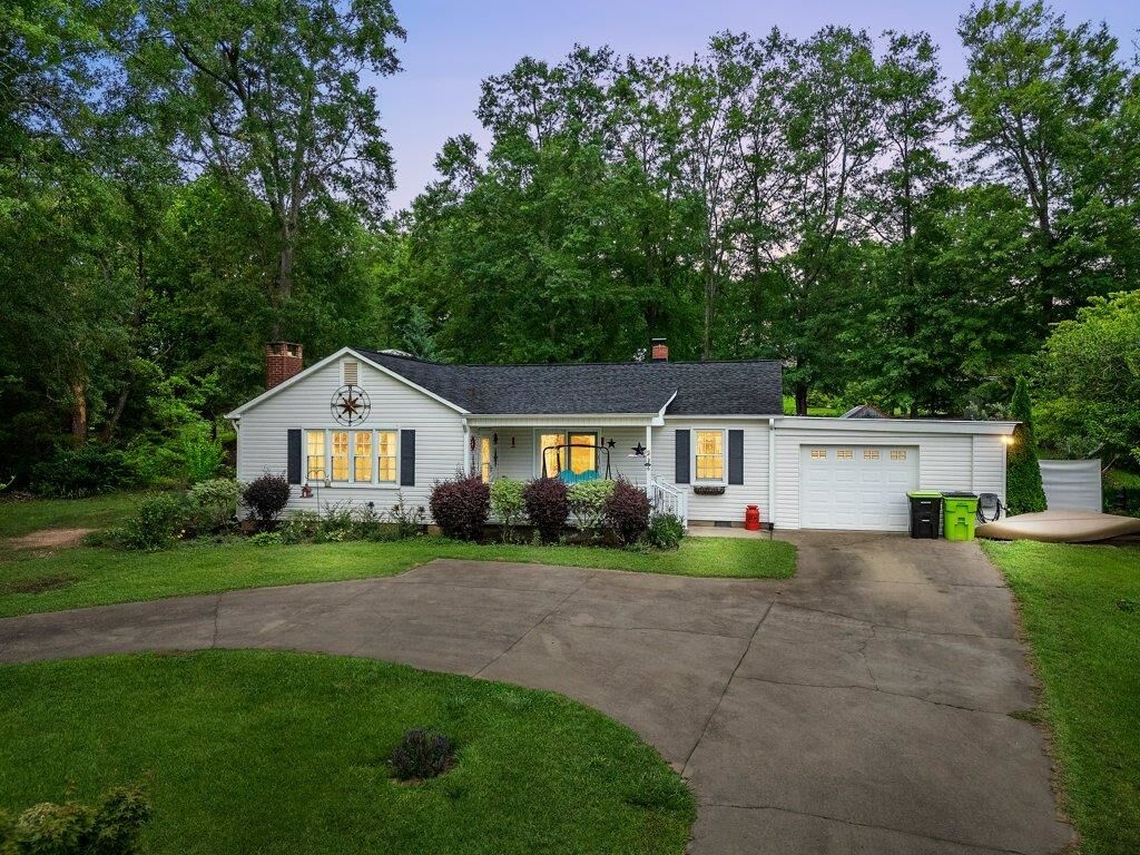 Property Photo:  206 Mountain View  SC 29356 