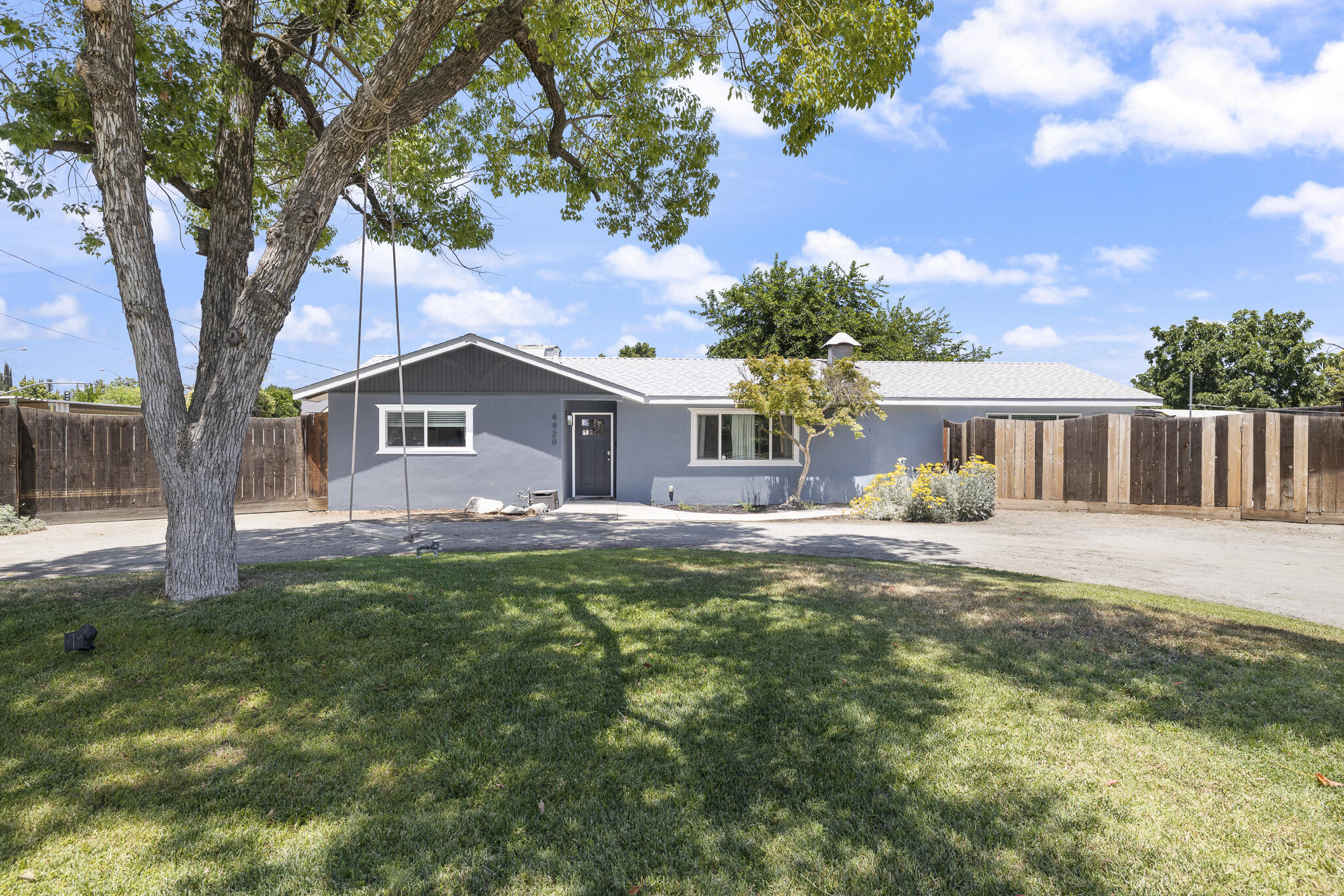 Property Photo: 4420 W Iris Avenue CA 93277
