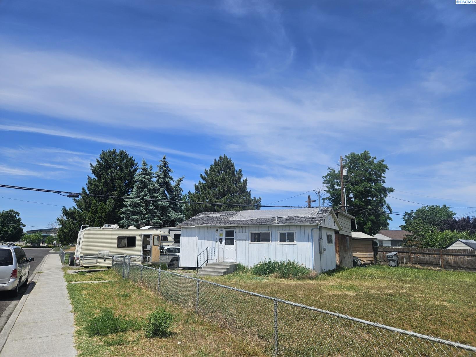 Property Photo: 1504 Hoffman WA 99352