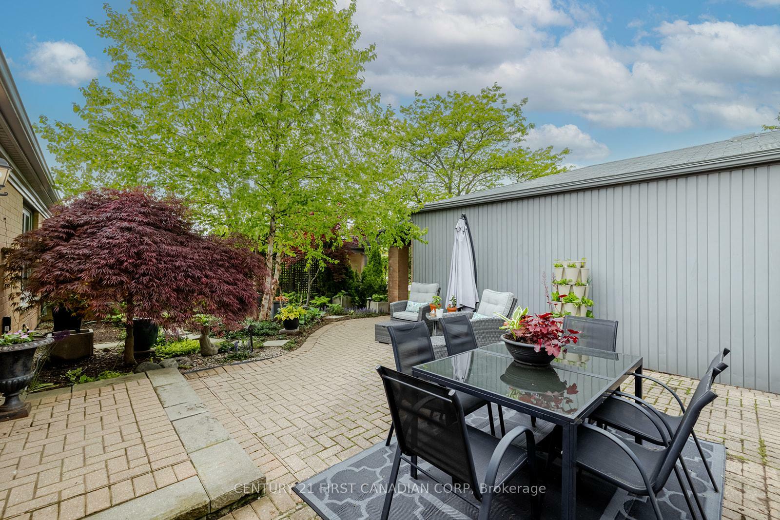 Property Photo: 50 Fiddlers Green Road 20 ON N6H 4T4