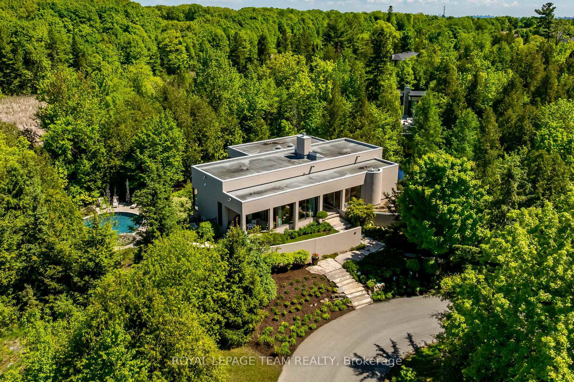 Property Photo: 14 Kanata Rockeries Private ON K2K 3P4
