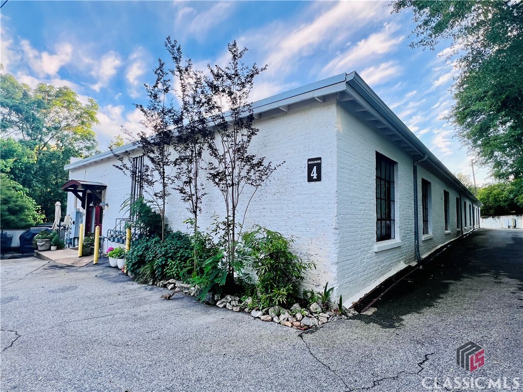 Property Photo: 585 White Circle 406 GA 30605