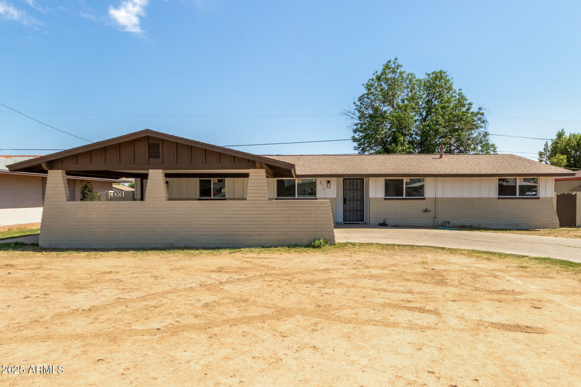 Property Photo: 3719 W Griswold Road AZ 85051