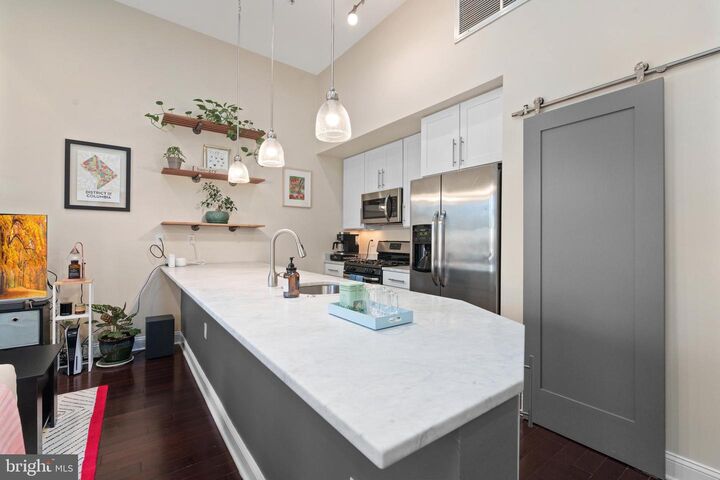 Property Photo:  1345 Pennsylvania Avenue SE 6  DC 20003 