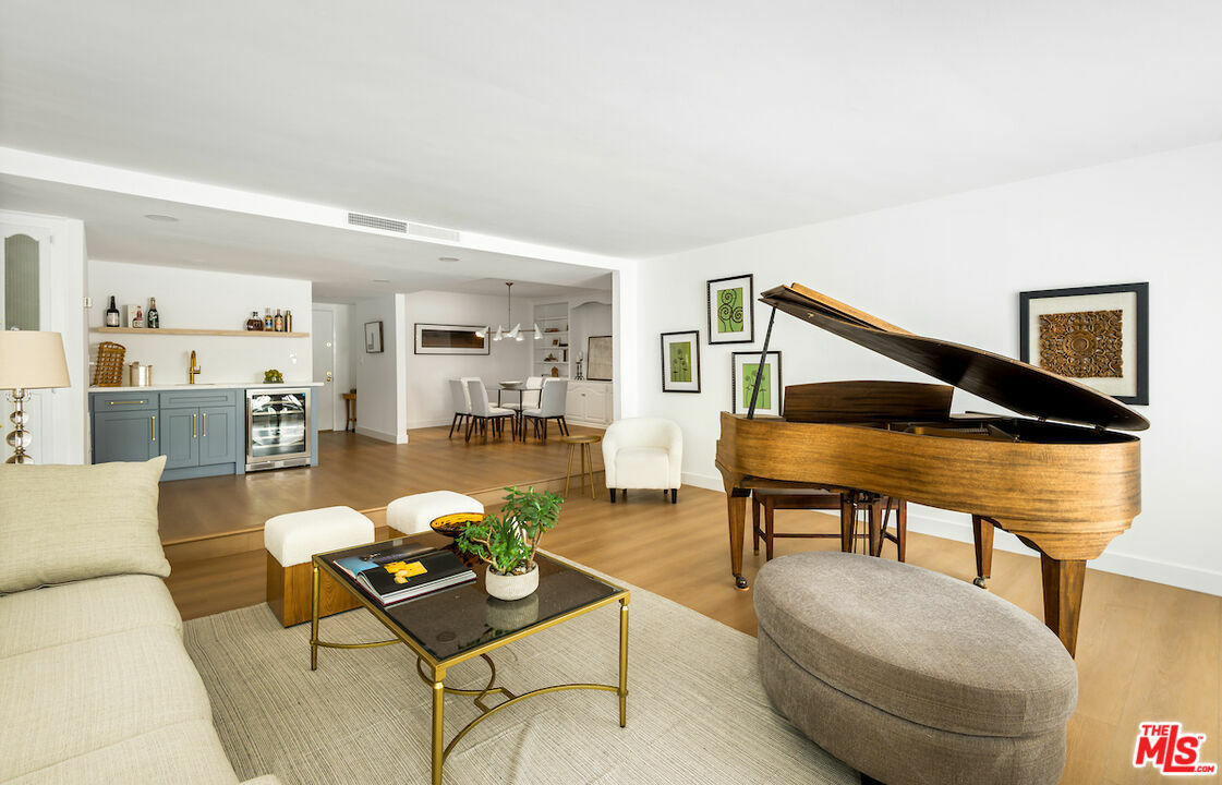 Property Photo: 14106 Dickens St CA 91423