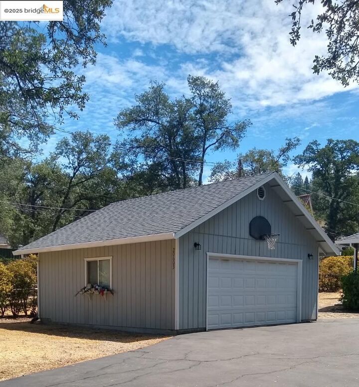 Property Photo: 20603 Willow Springs Drive CA 95372