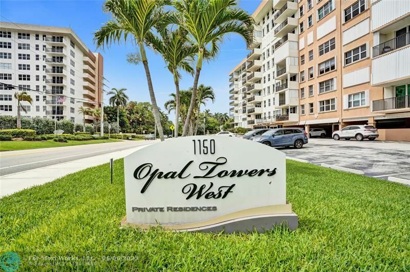 Property Photo: 1150 Hillsboro Mile 1016 FL 33062