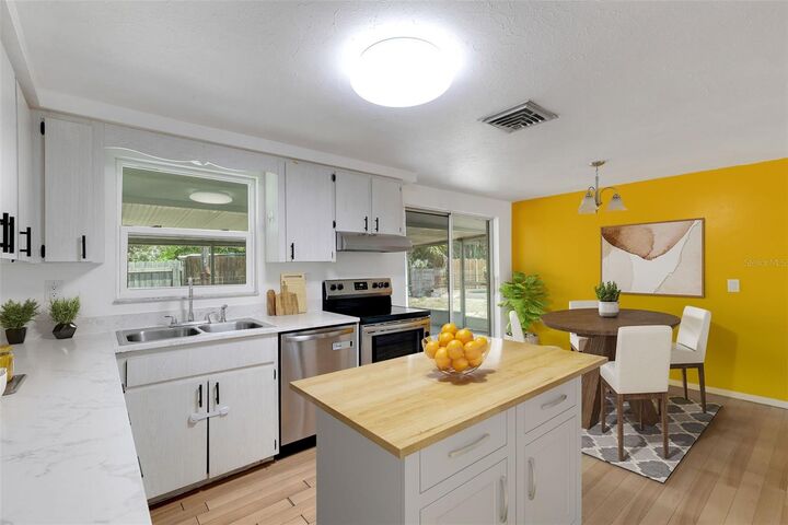 Property Photo: 112 E Marland Court FL 34275