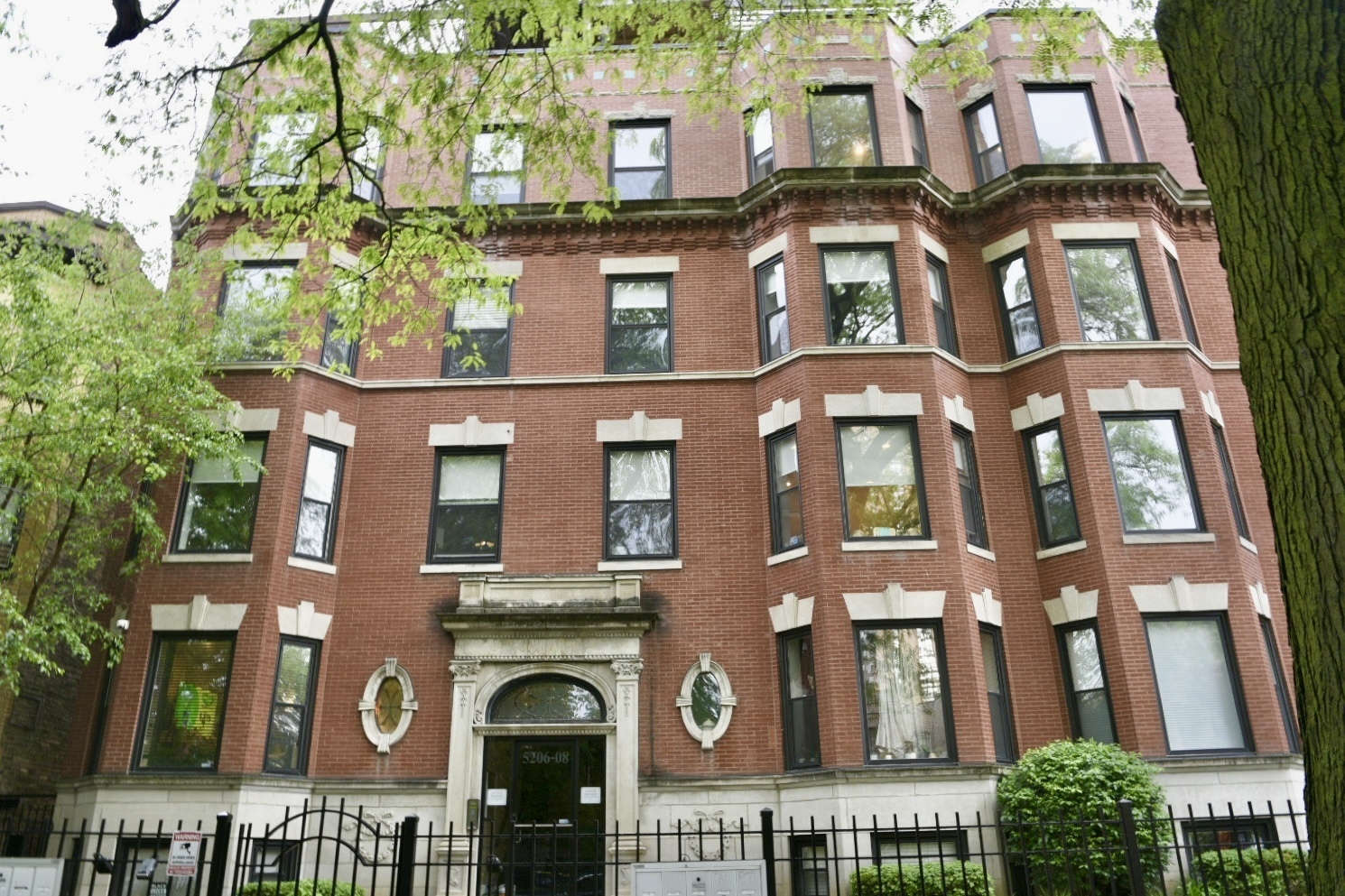 5206 N Winthrop Avenue 1  Chicago IL 60640 photo