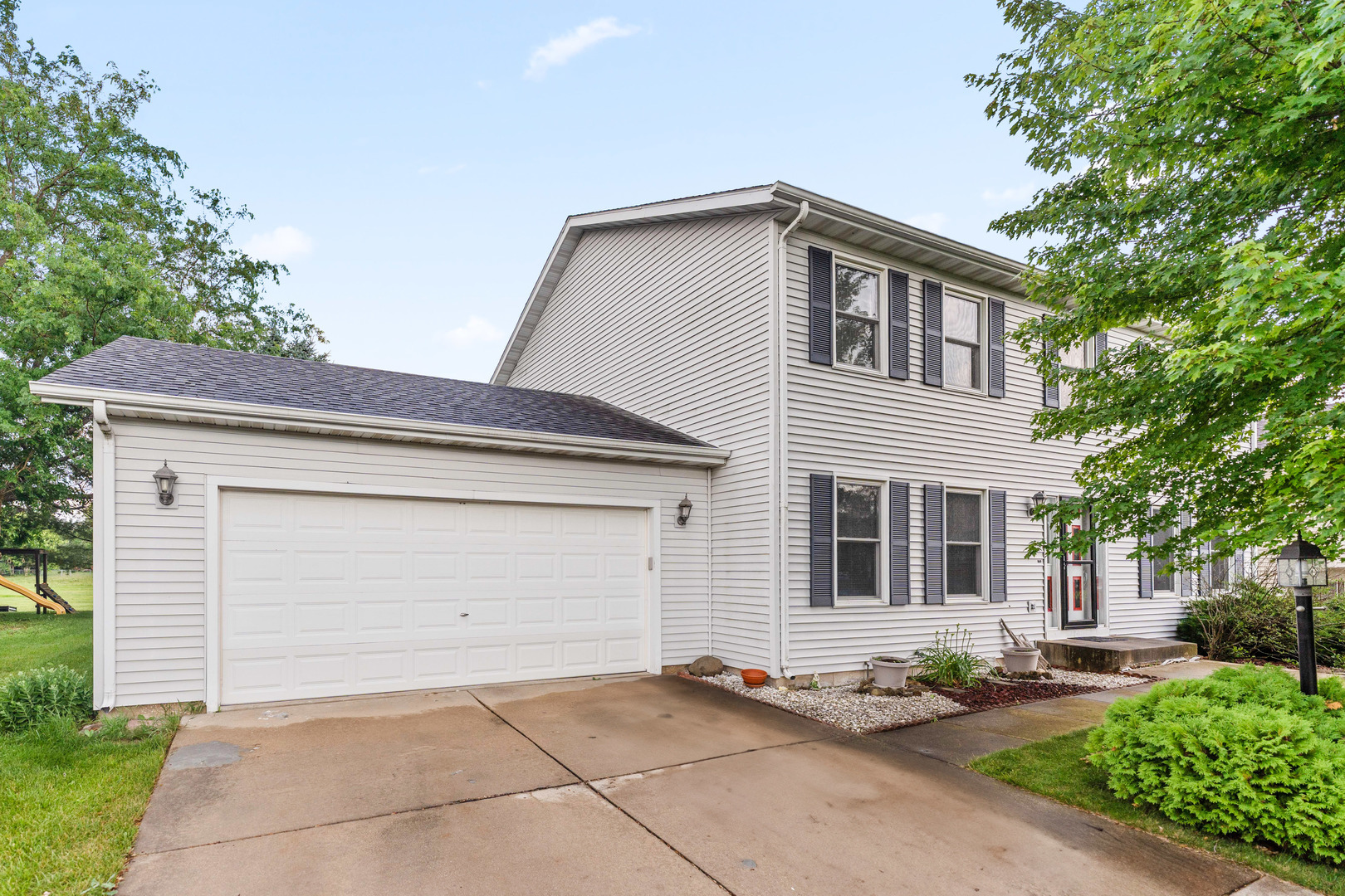 Property Photo: 220 N Juniper Street IL 60112