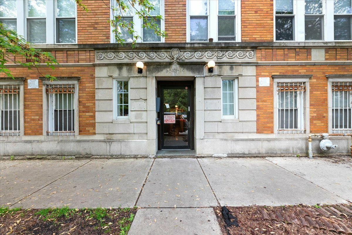 Property Photo: 6812 N Wayne Avenue 1G IL 60626