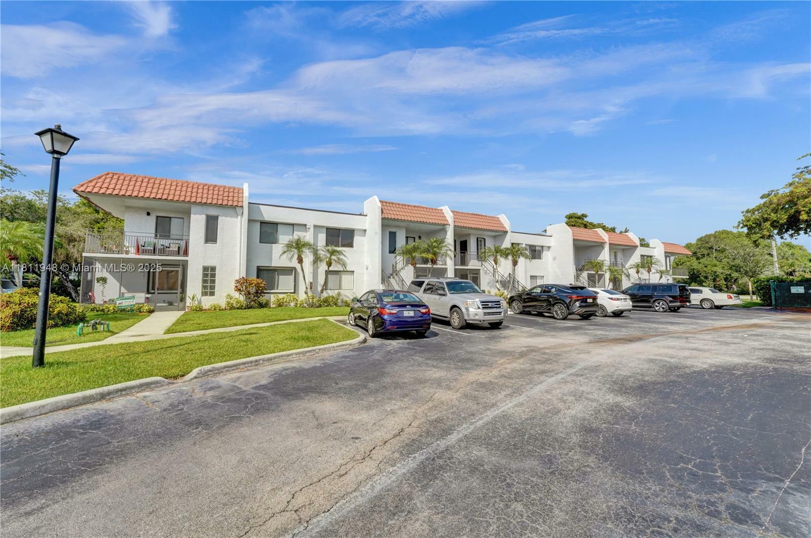 Property Photo: 304 Racquet Club Rd 105 FL 33326