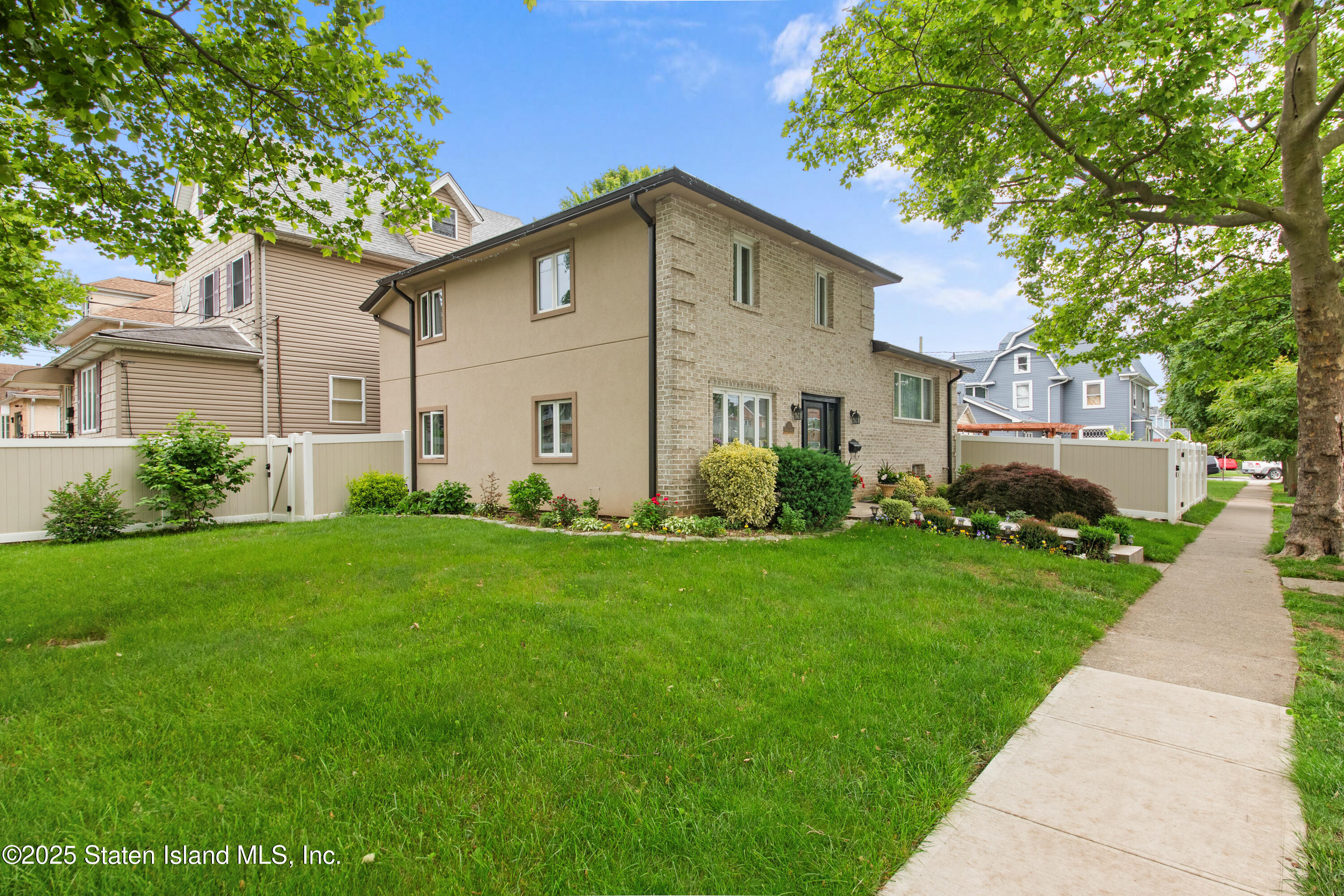 Property Photo: 32 Henry Place NY 10305