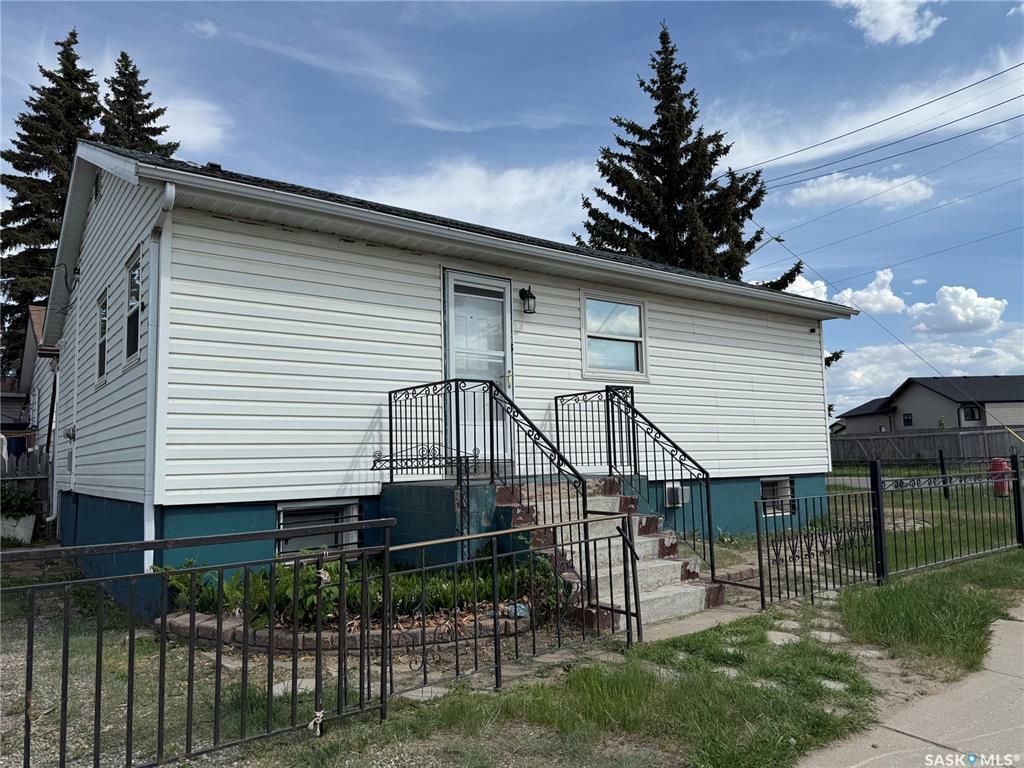 Property Photo: 2 31st Street E SK S6V 1Z8