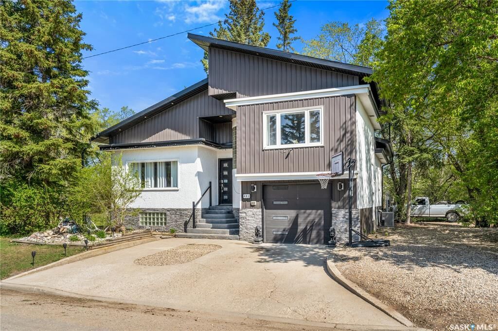 Property Photo:  401 1st Street NE  SK S0K 4V0 