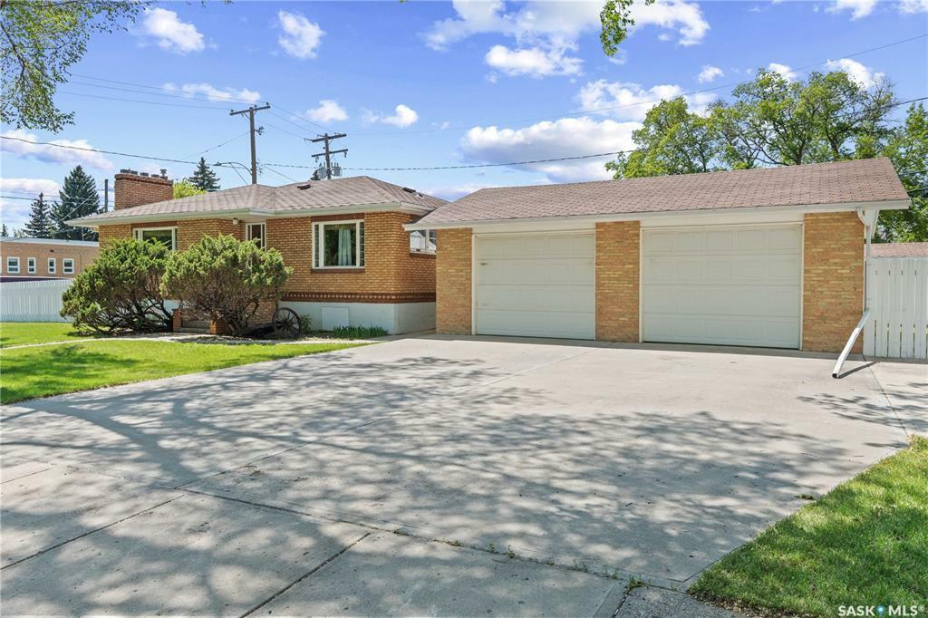 1102 Elgin Avenue  Moose Jaw SK S6H 4H1 photo