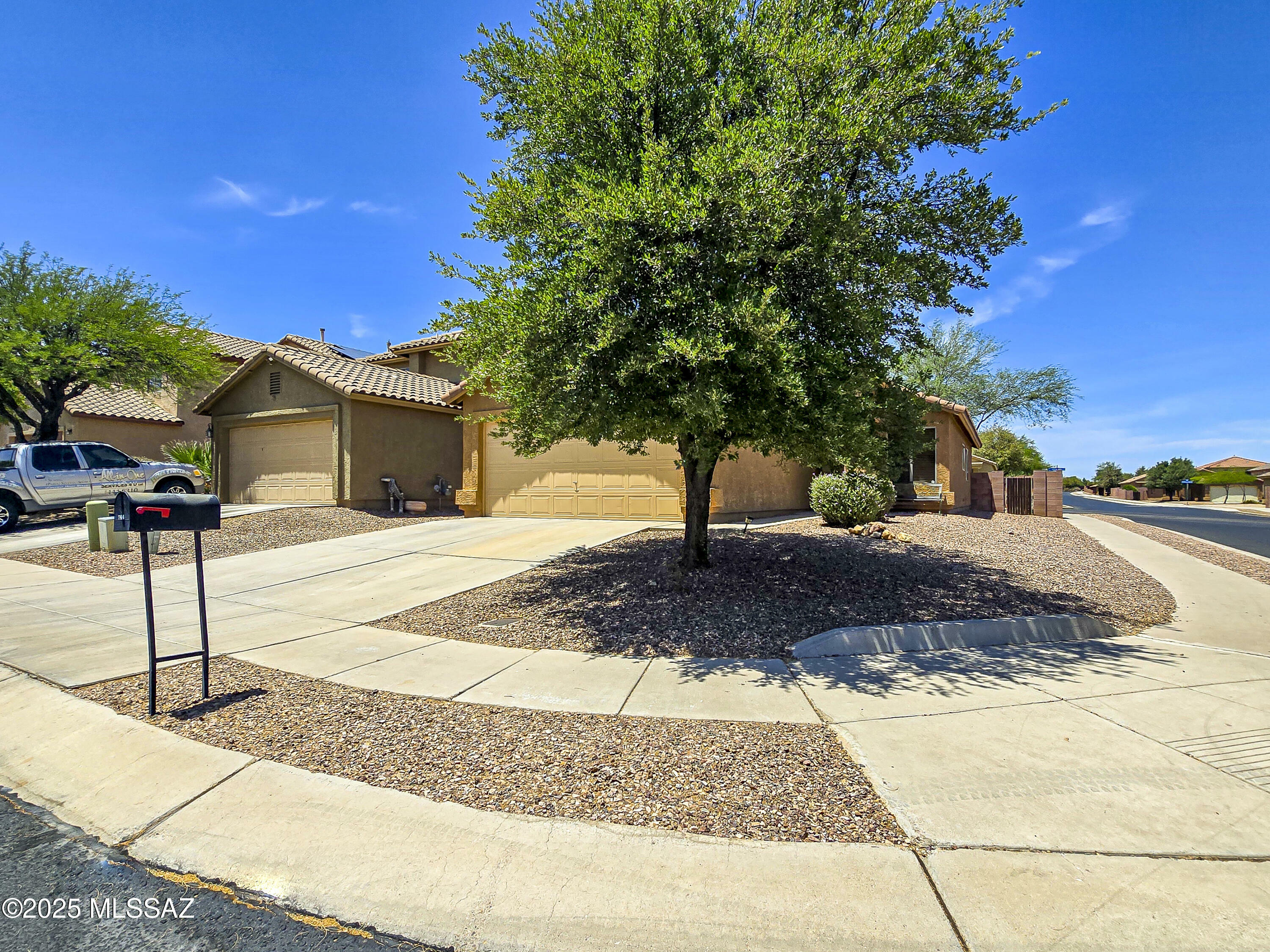 Property Photo:  744 W Cholla Crest Drive  AZ 85614 