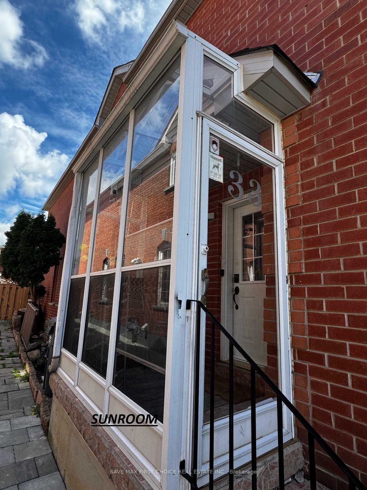 Photo de la propriété: 33 Piane Avenue ON L6Y 4X8