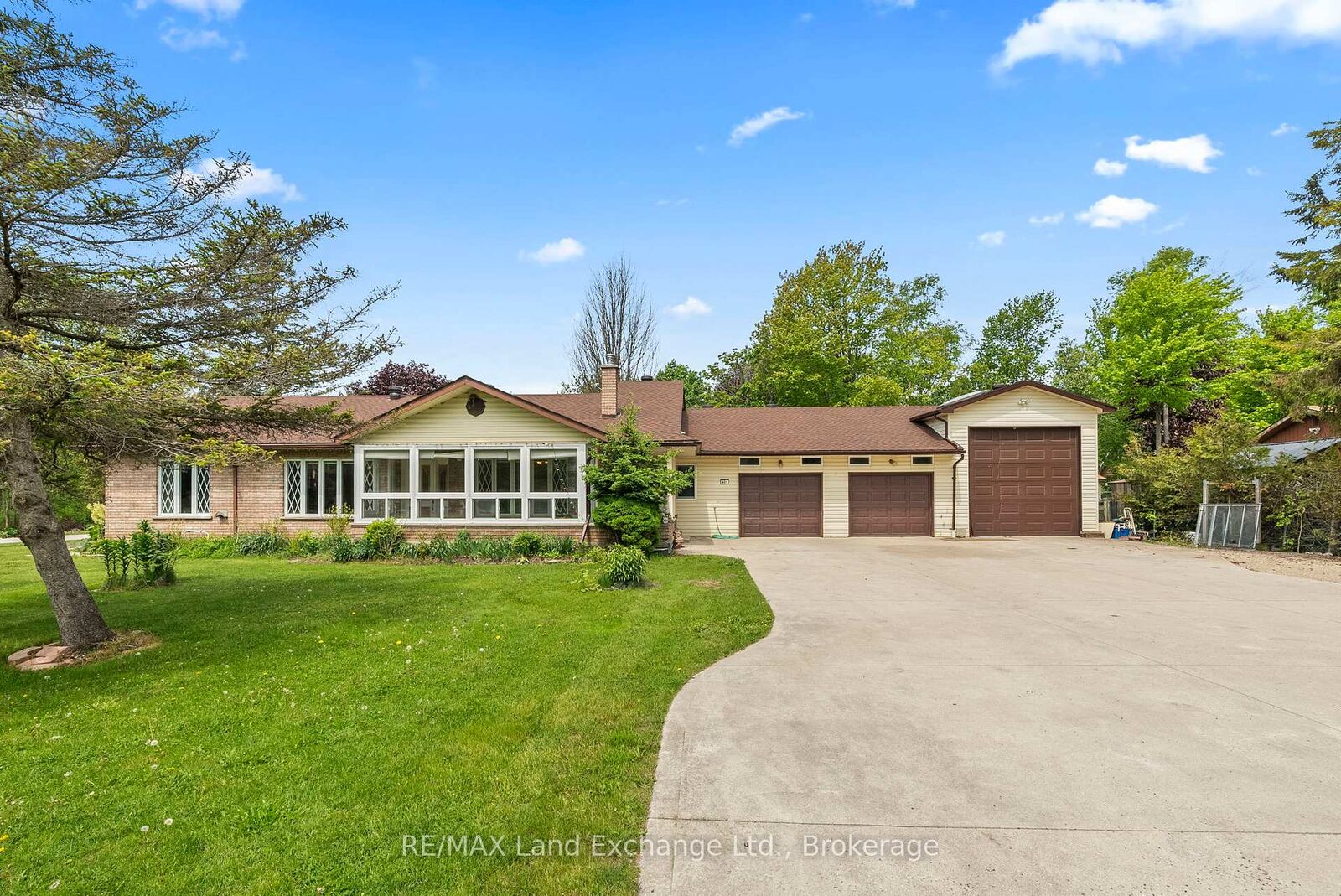 Property Photo:  401 Winnebago Road  ON N2Z 2X3 