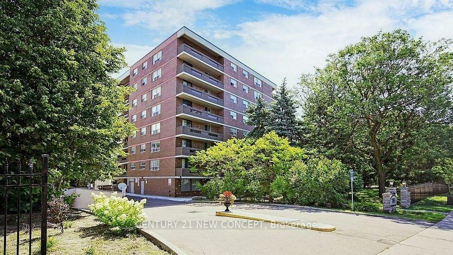 Property Photo: 7451 Yonge Street 101 ON L3T 2B4