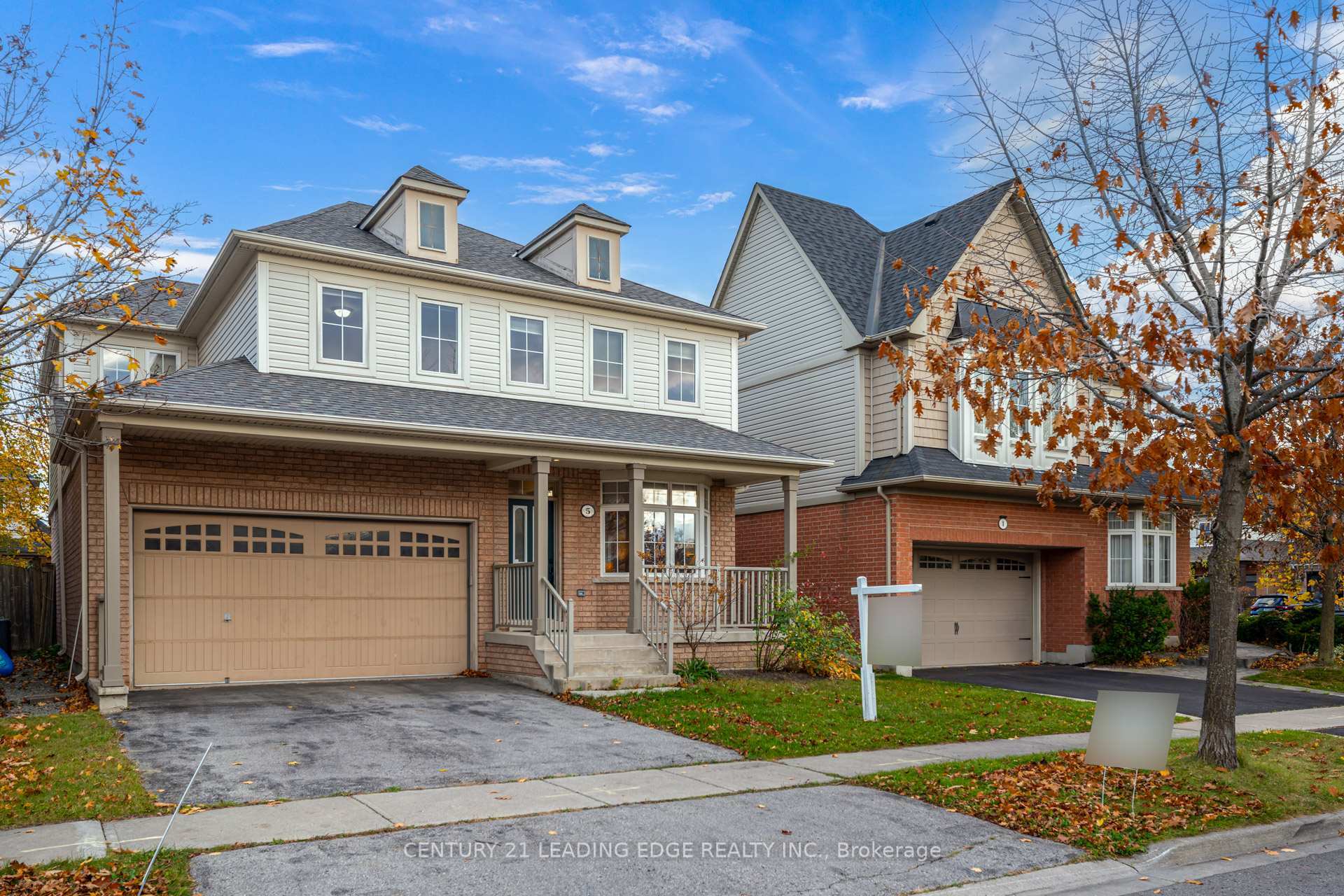 Property Photo: 5 Woodbine Place E ON L1L 1C6