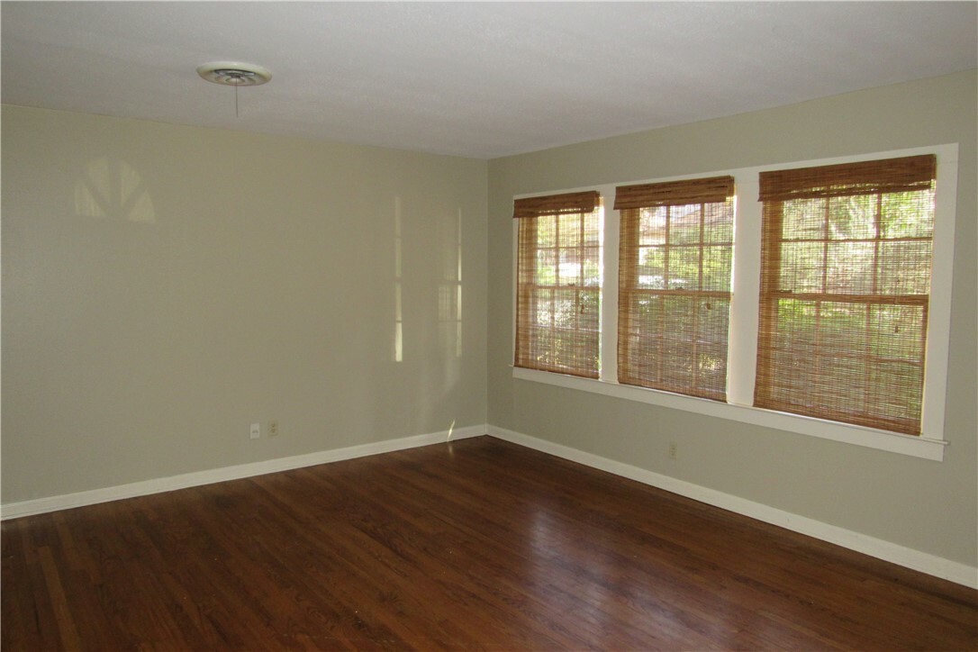 Property Photo: 1900 Winsted Lane TX 78703