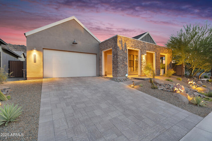 Property Photo: 1337 E Paseo Way AZ 85042