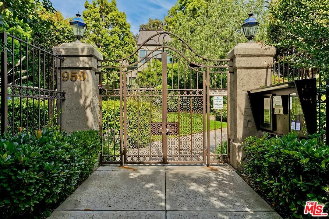 Property Photo: 950 N Kings Rd CA 90069
