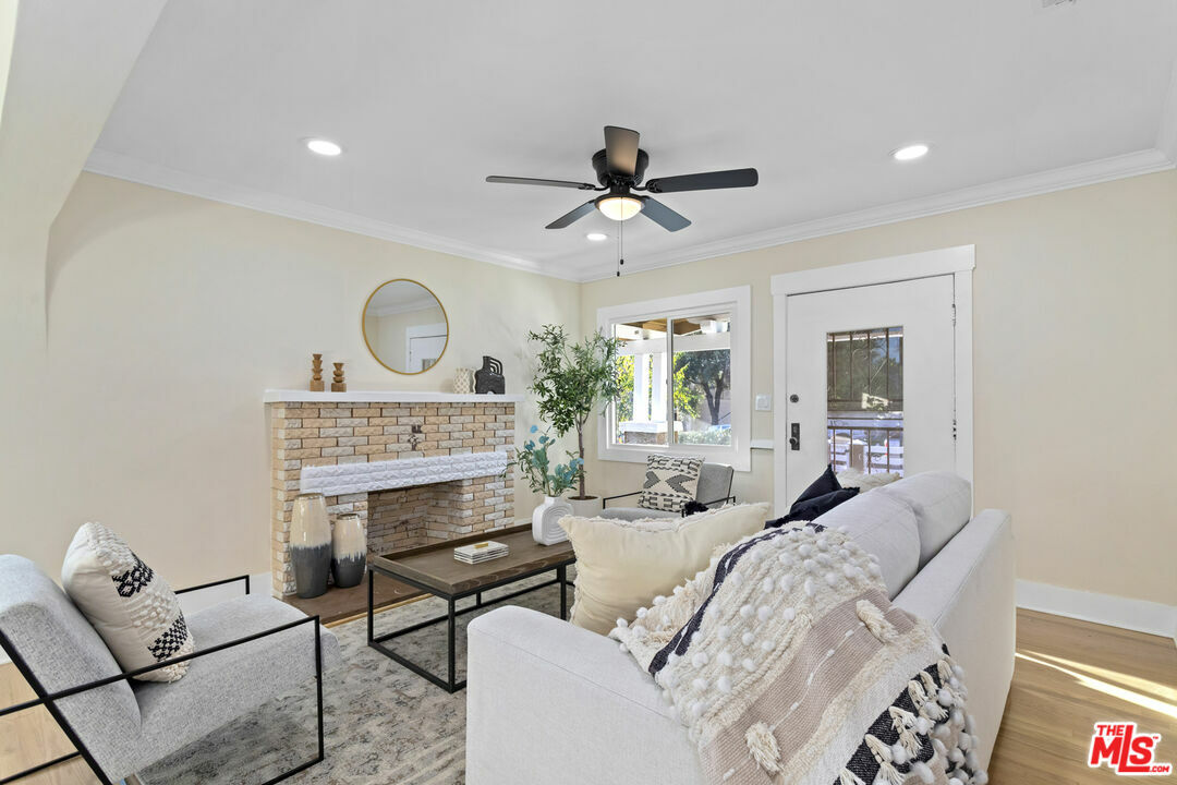 Property Photo: 2814 Idell St CA 90065