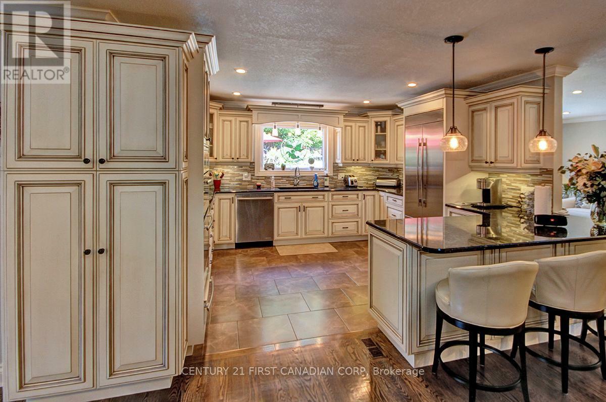 Property Photo: 811 Clearview Crescent ON N6H 4P6