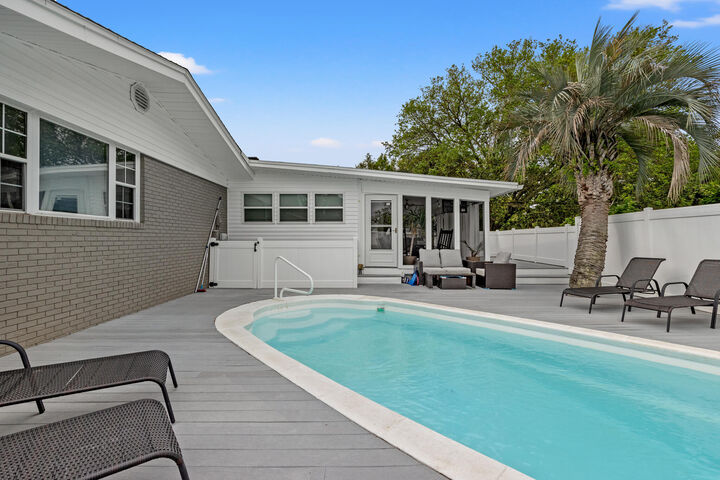 Property Photo:  16401 Castile Avenue  FL 32413 