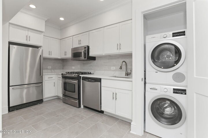 Property Photo:  40 W Elm Street 5C  CT 06830 