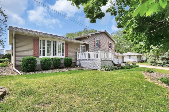 Property Photo:  811 SW 9th Avenue  IA 50644 