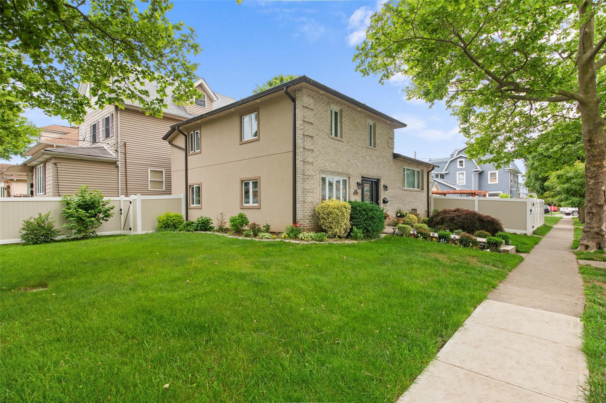 Property Photo: 32 Henry Place NY 10305