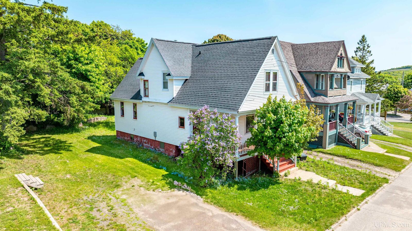 Property Photo:  1115 Summit Street  MI 49930 