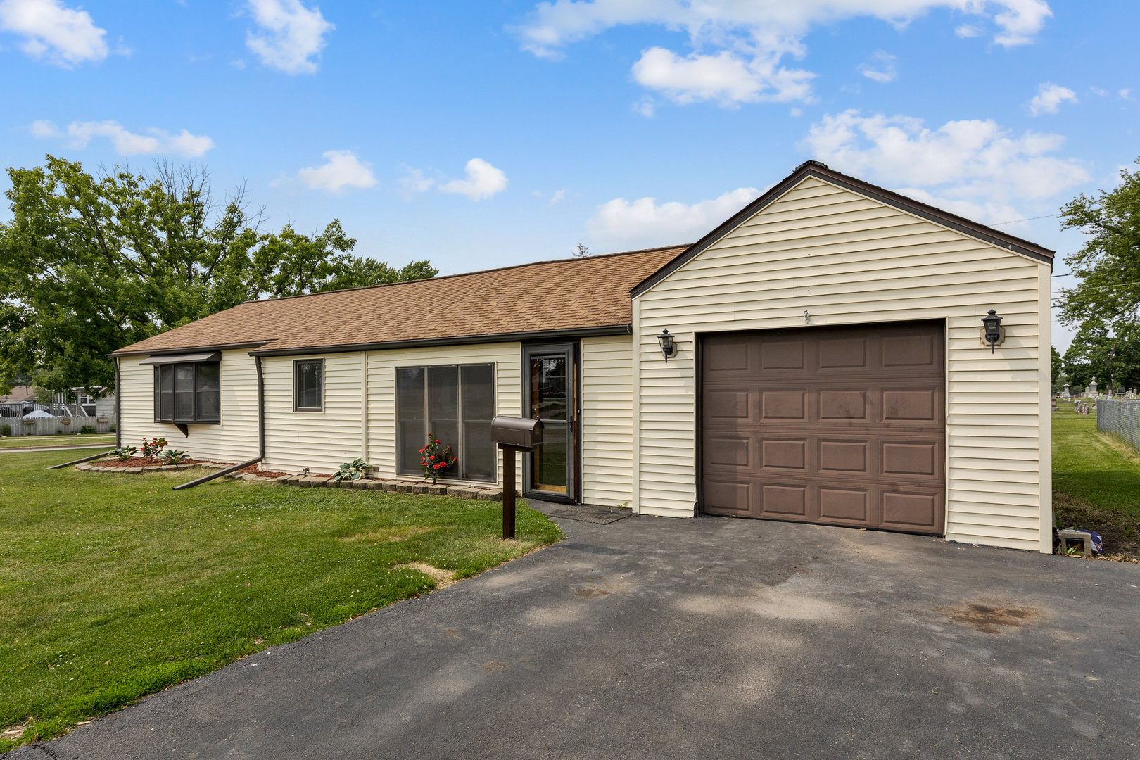 Property Photo: 510 S Sycamore Street IL 60135