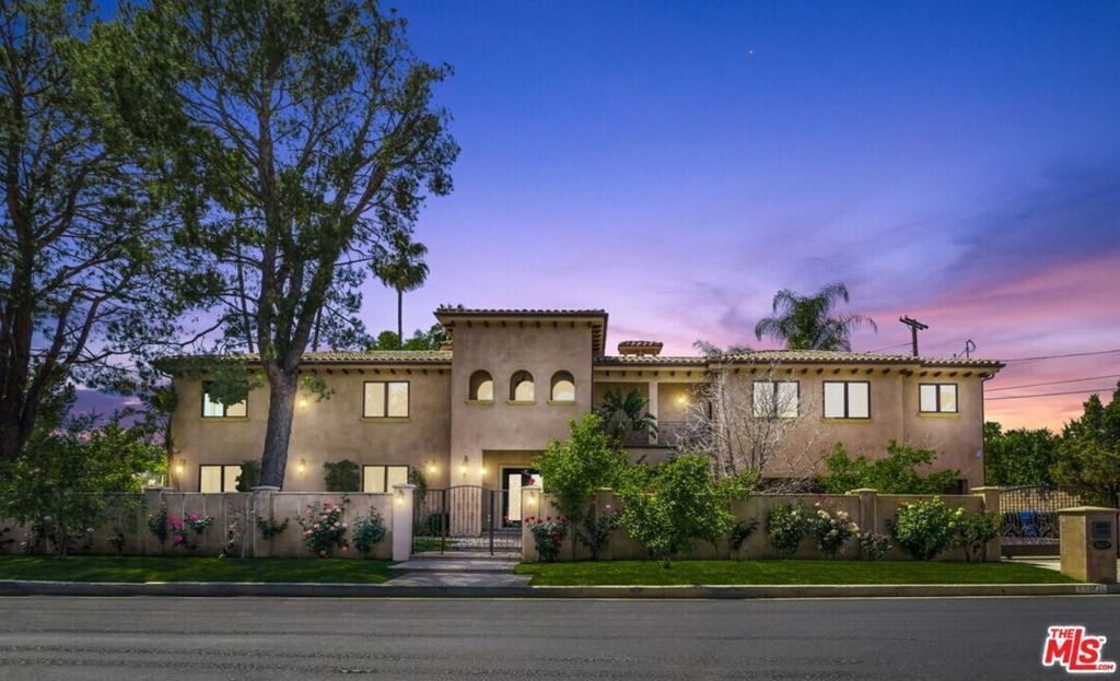 Property Photo:  5427 Genesta Avenue  CA 91316 