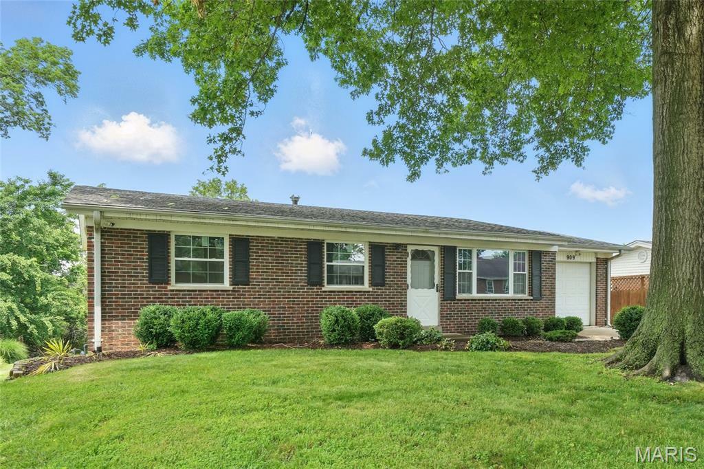 Property Photo: 909 Salem Way MO 63021